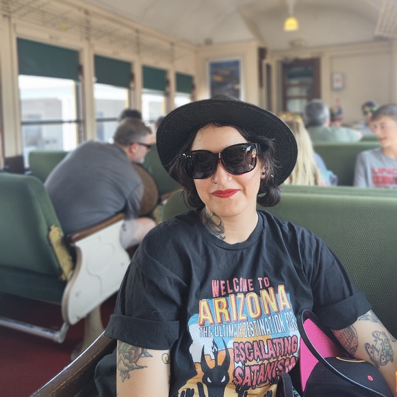 Meet your Posher, Sarah - Picture 2 of 2